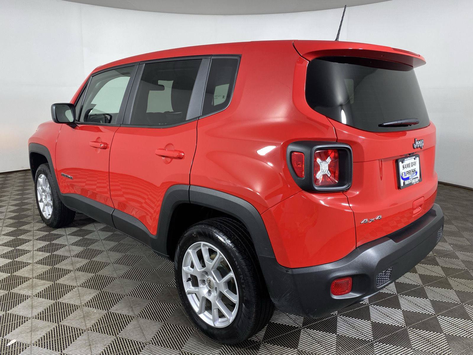 Used 2023 Jeep Renegade Latitude AWD/4WD image 5