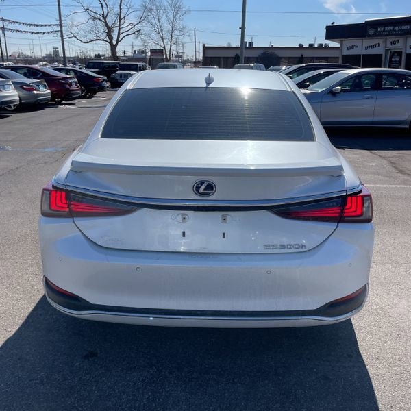 Used 2020 Lexus ES 300h w/ Premium Package image 4