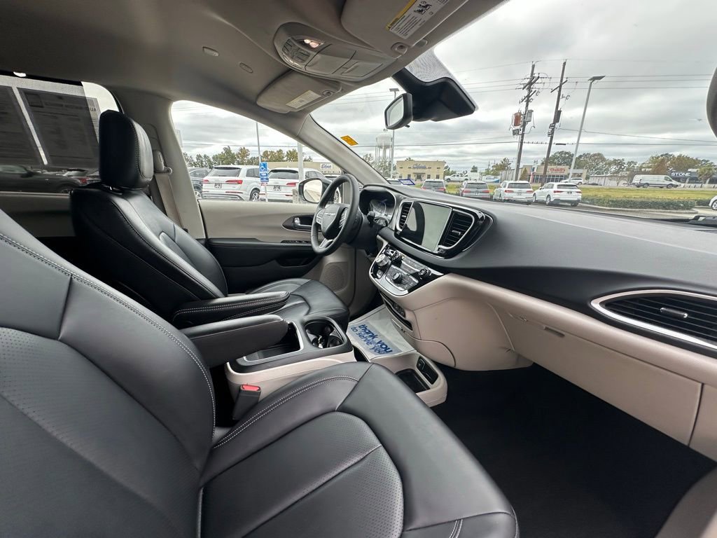 Used 2024 Chrysler Pacifica Touring-L image 30