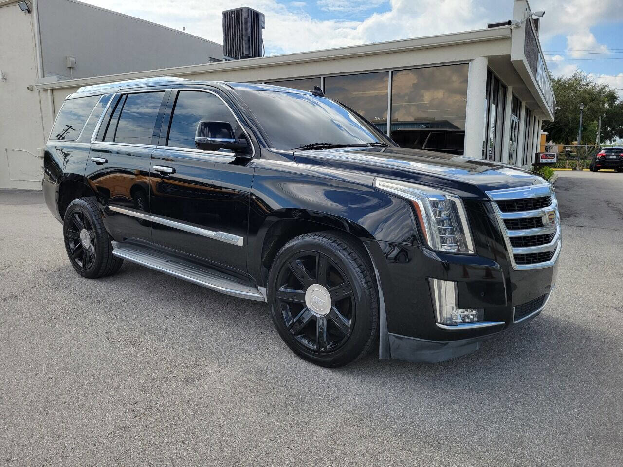 Used 2015 Cadillac Escalade Luxury RWD image 1