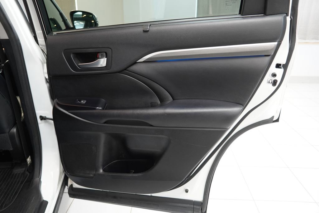 Used 2018 Toyota Highlander SE image 30