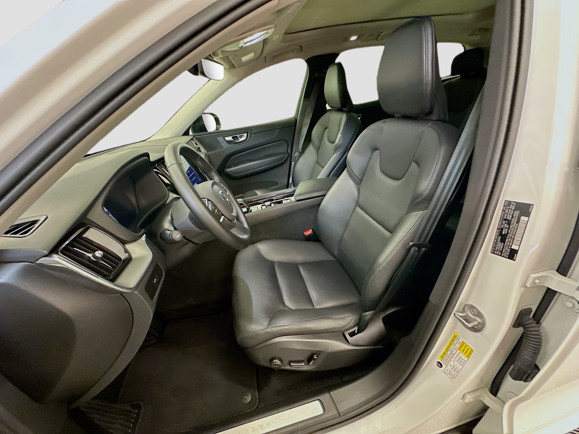 Used 2025 Volvo XC60 B5 Core AWD/4WD image 13