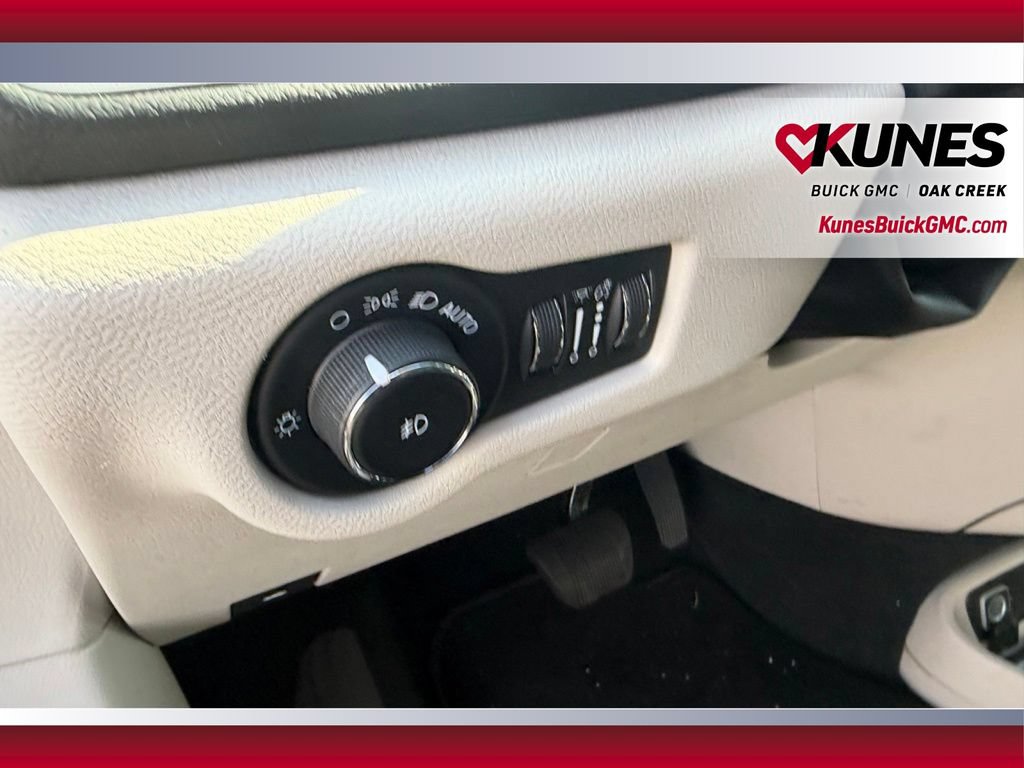 Used 2023 Chrysler Pacifica Touring-L FWD image 18
