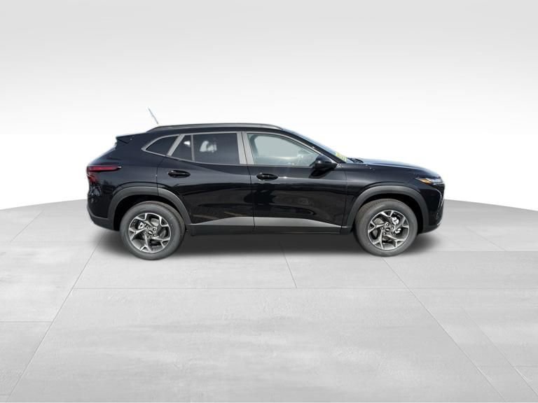 New 2026 Chevrolet Trax LT w/ Driver Confidence Package image 2