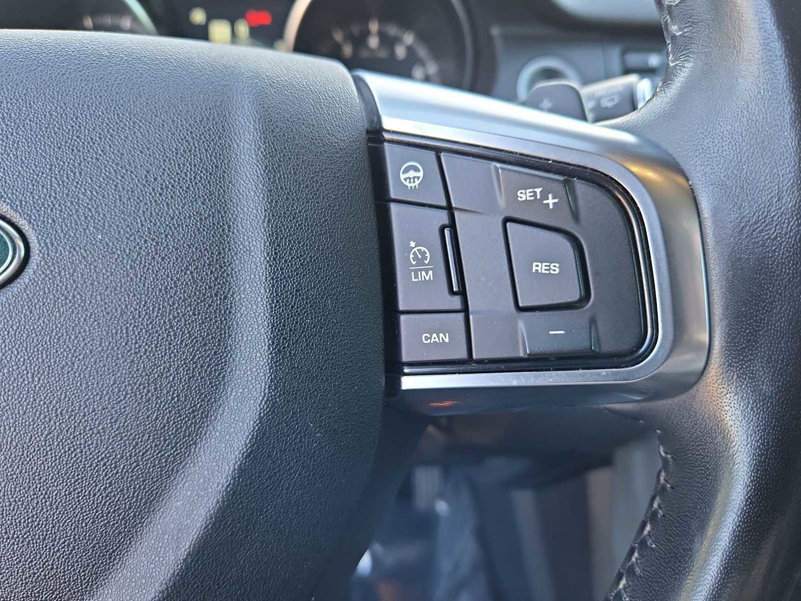 Used 2018 Land Rover Discovery Sport HSE image 31