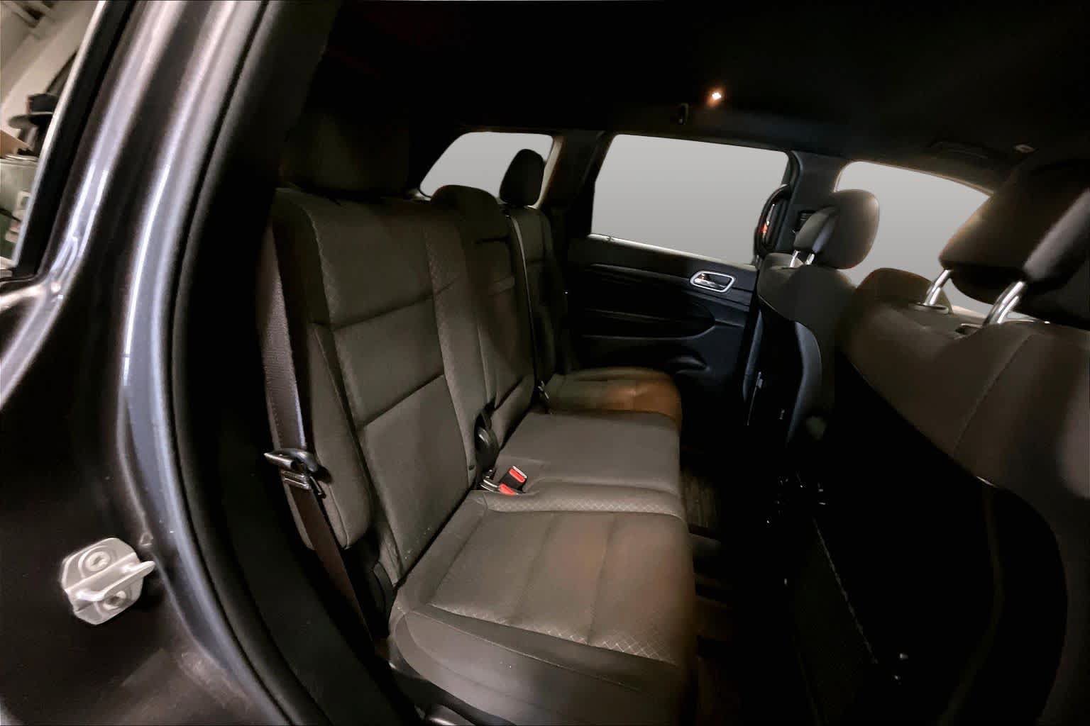 Used 2021 Jeep Grand Cherokee Laredo AWD/4WD image 19