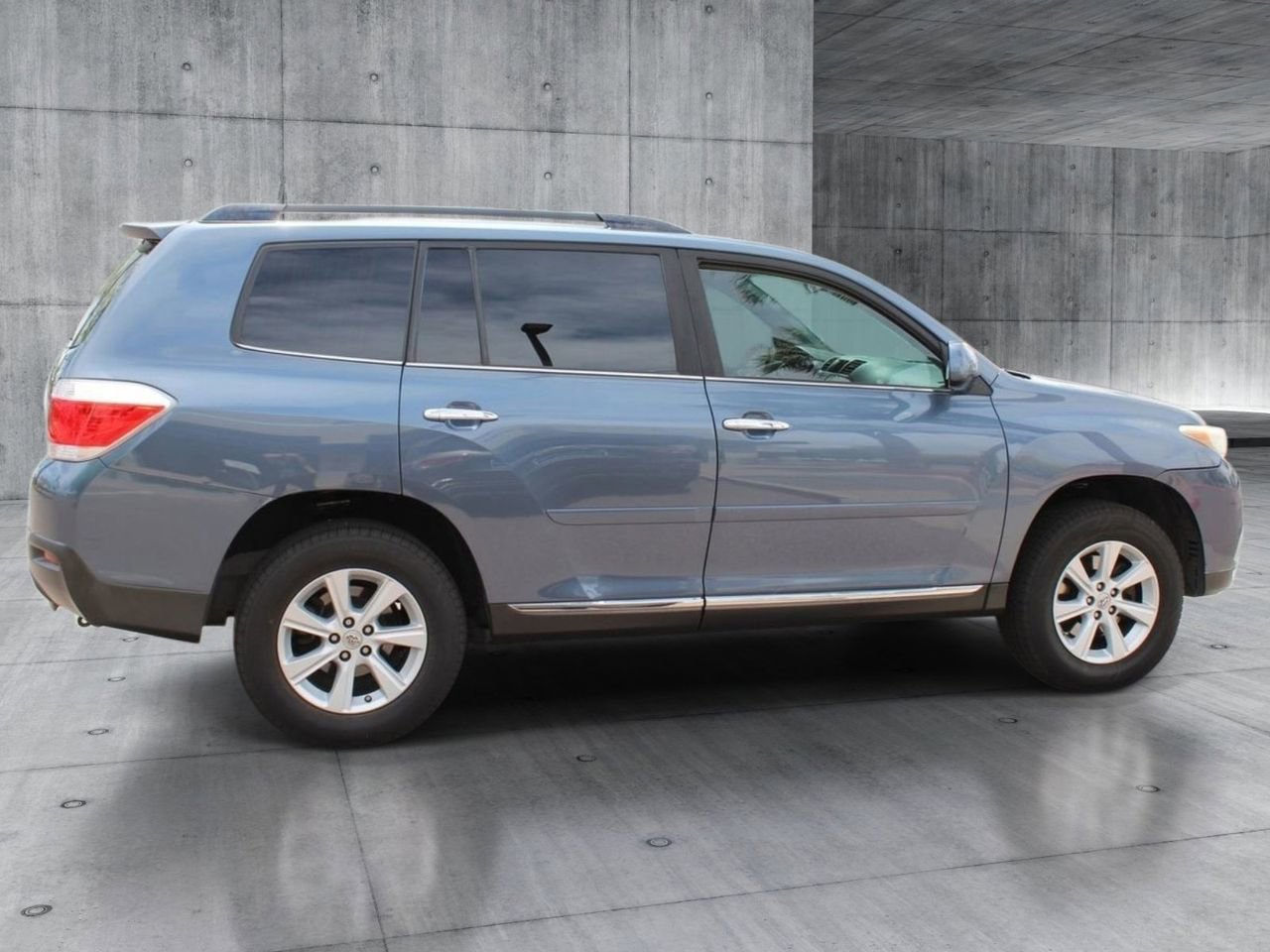 Used 2011 Toyota Highlander 2WD w/ Tech Pkg image 6