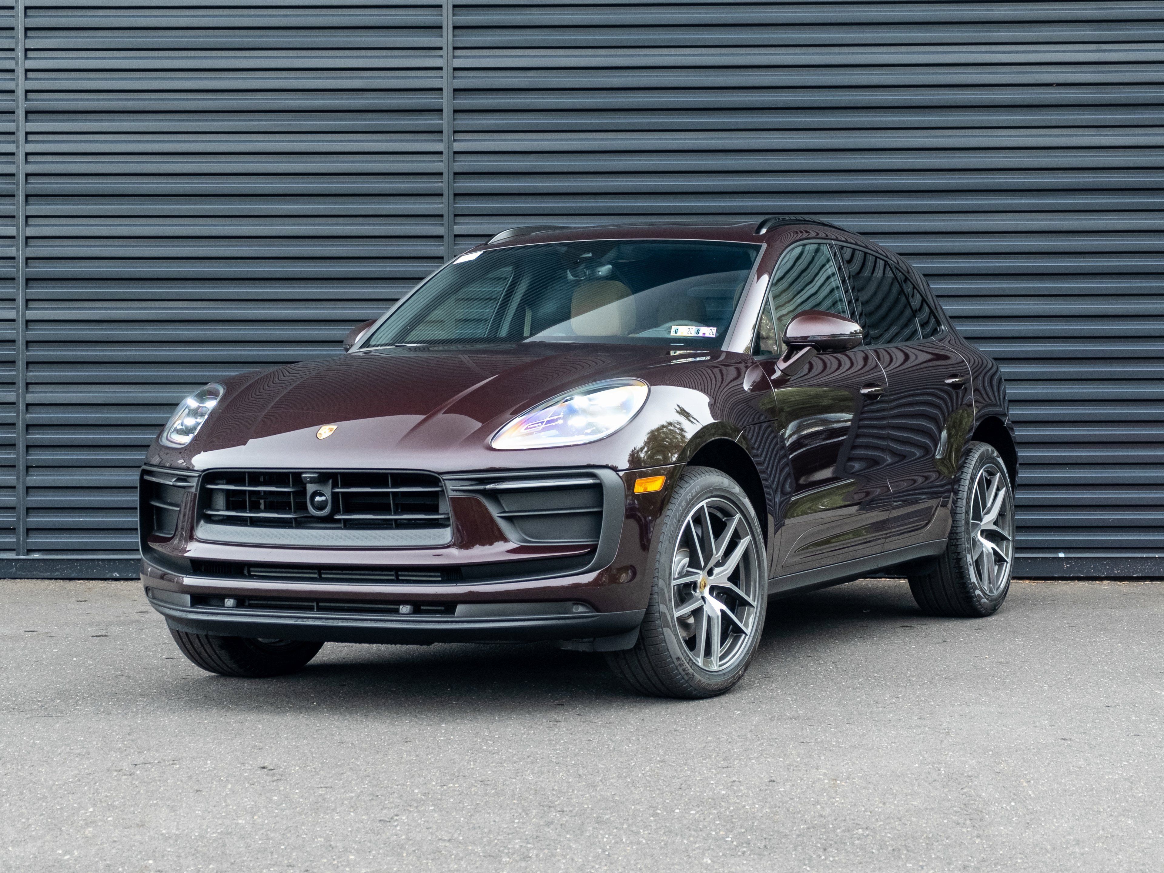Certified 2025 Porsche Macan image 1