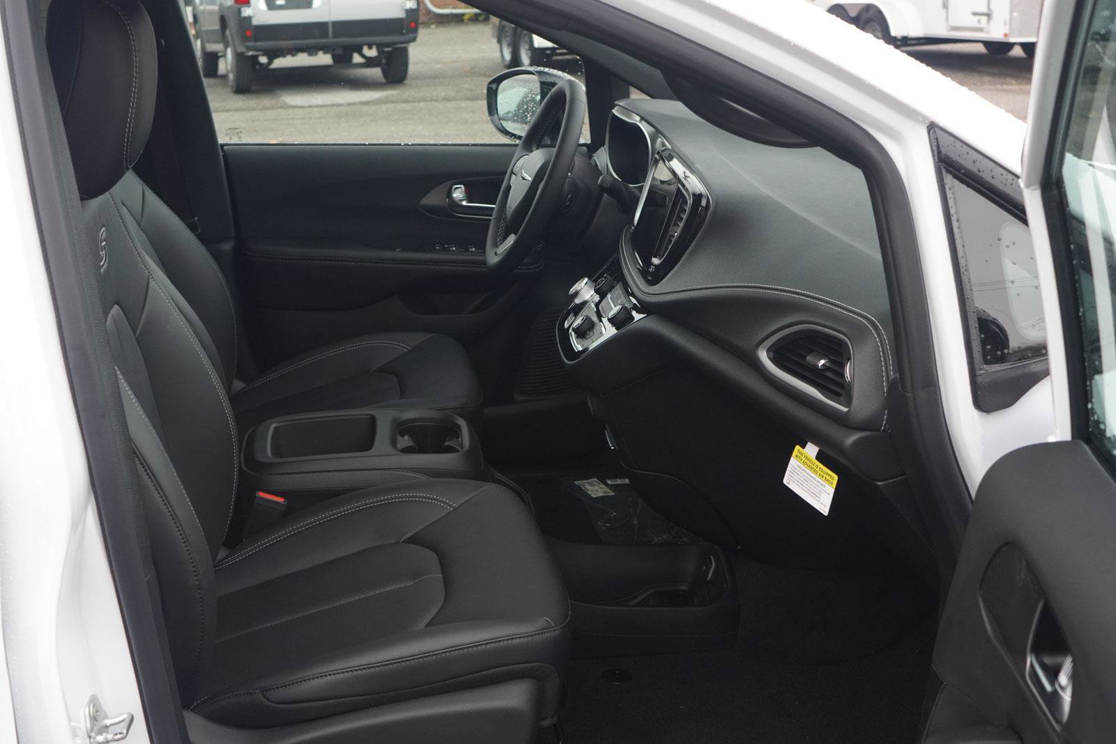 New 2026 Chrysler Pacifica Select w/ S Appearance Package image 32