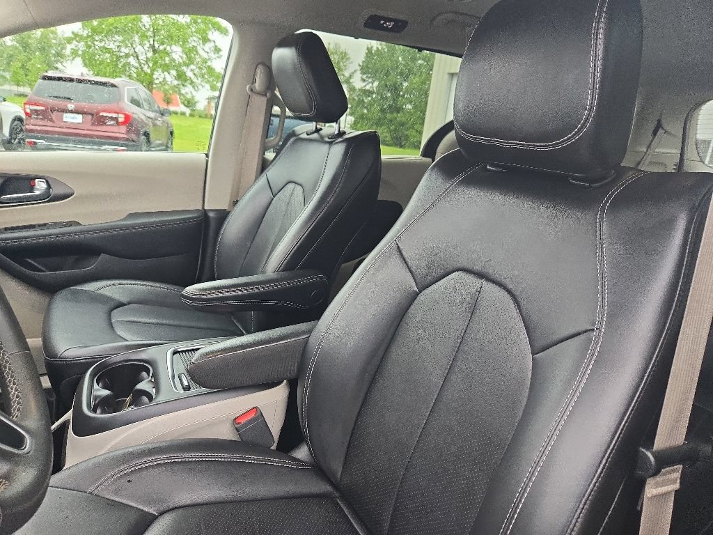 Used 2023 Chrysler Pacifica Touring-L FWD image 20