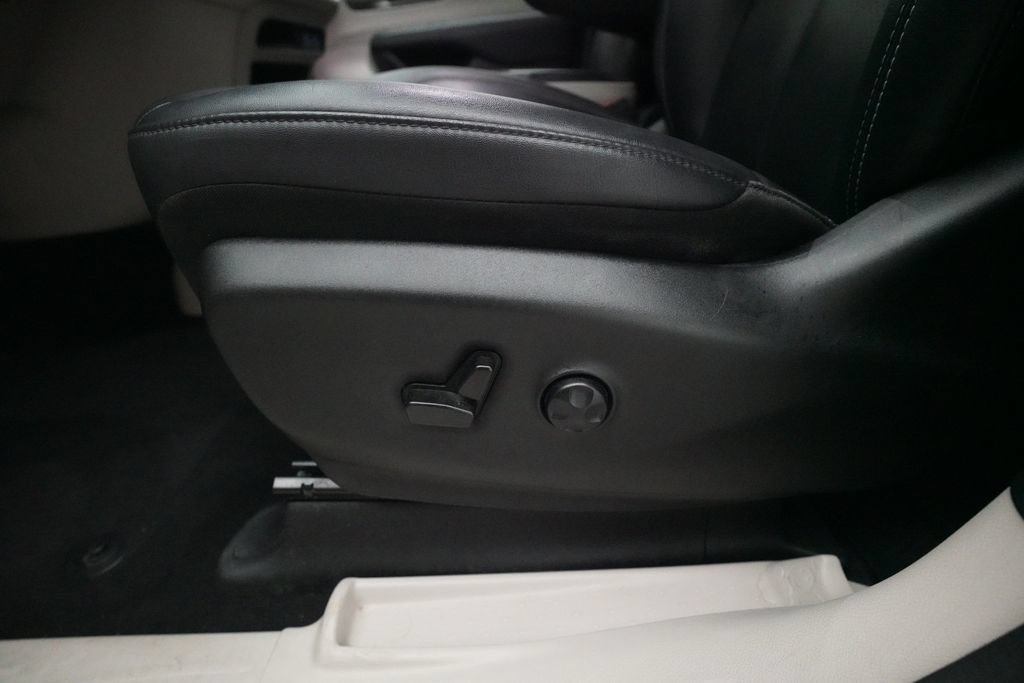 Used 2024 Chrysler Pacifica Touring-L FWD image 30