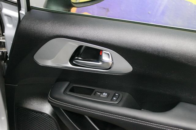 Used 2023 Chrysler Pacifica Touring FWD image 11