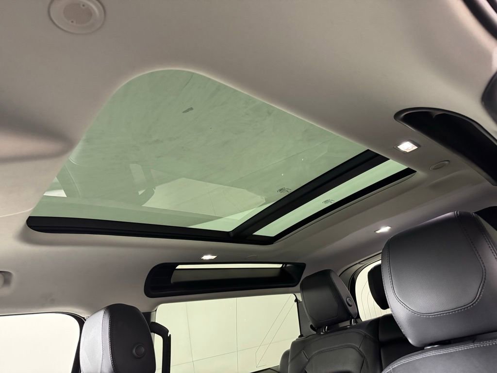 Used 2024 Land Rover Defender 90 S image 27