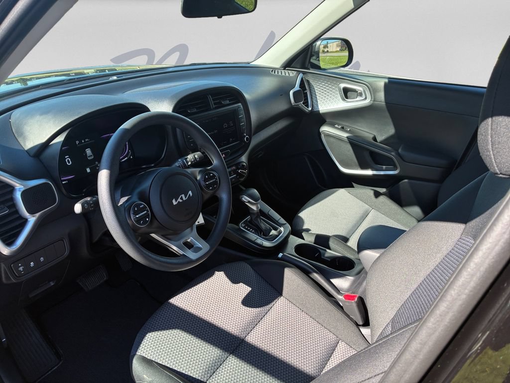 Certified 2025 Kia Soul LX w/ LX Technology Package FWD image 31