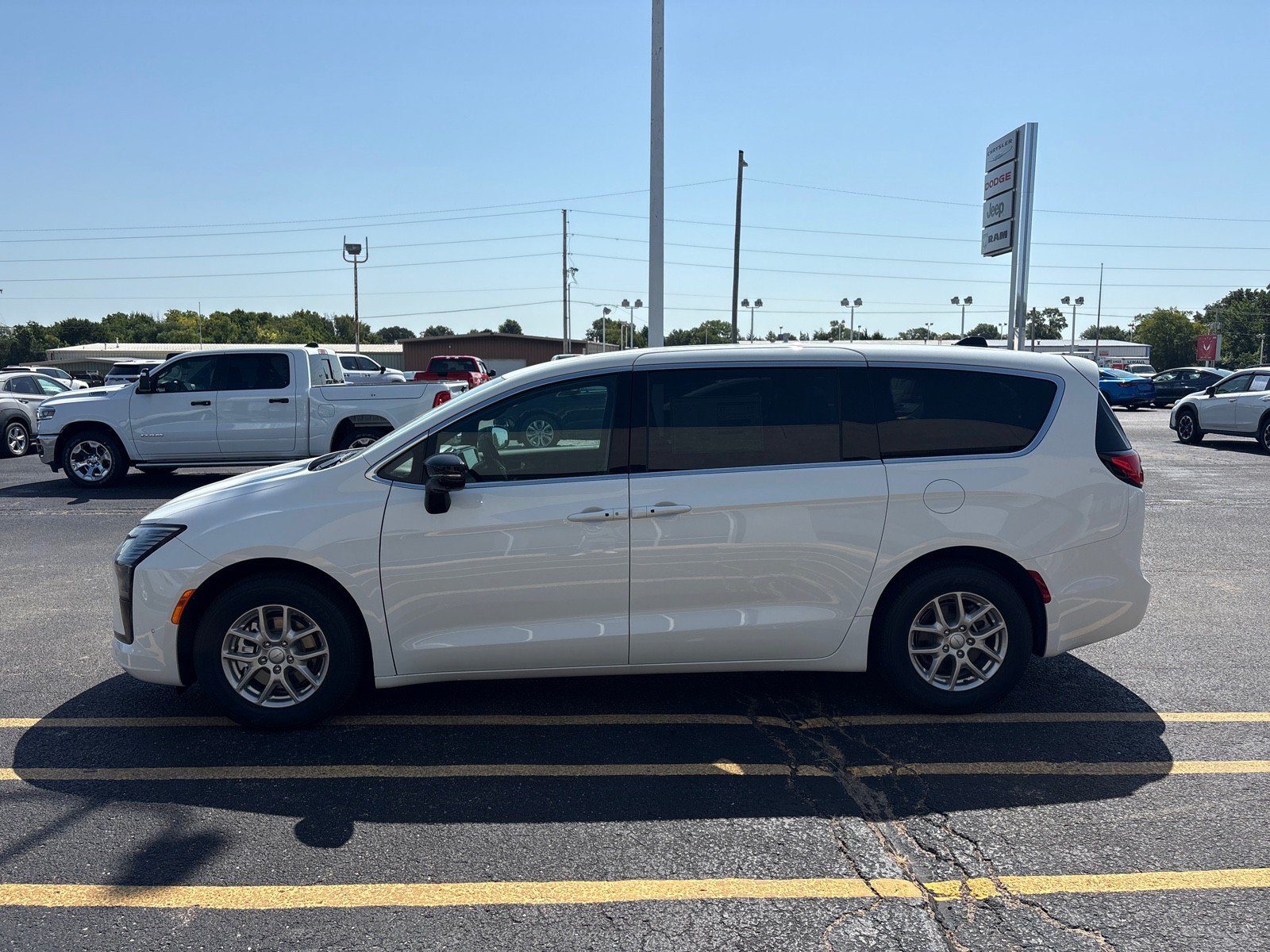 New 2027 Chrysler Pacifica Select FWD image 6