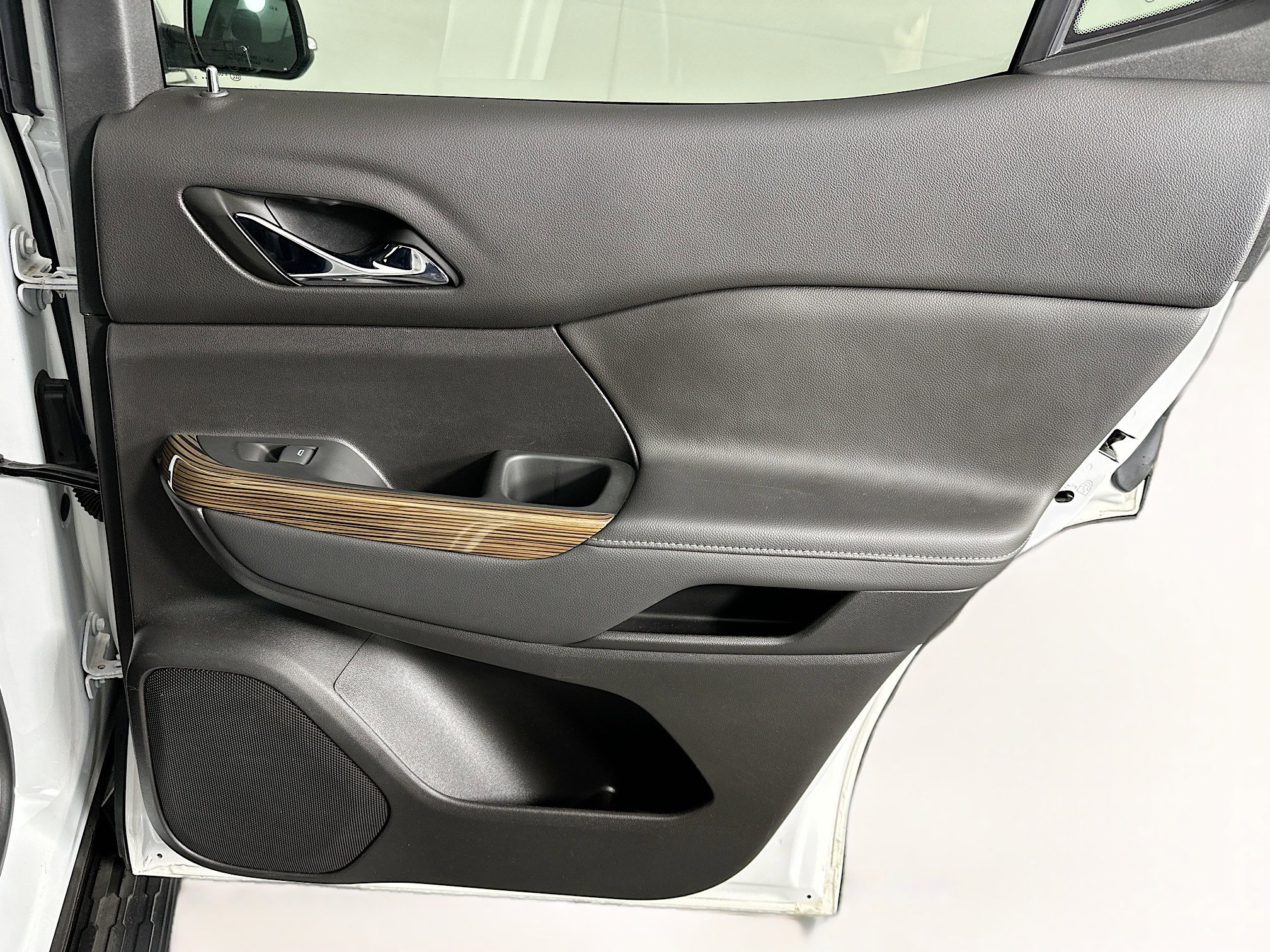 Used 2023 GMC Acadia SLE w/ Driver Convenience Package image 32