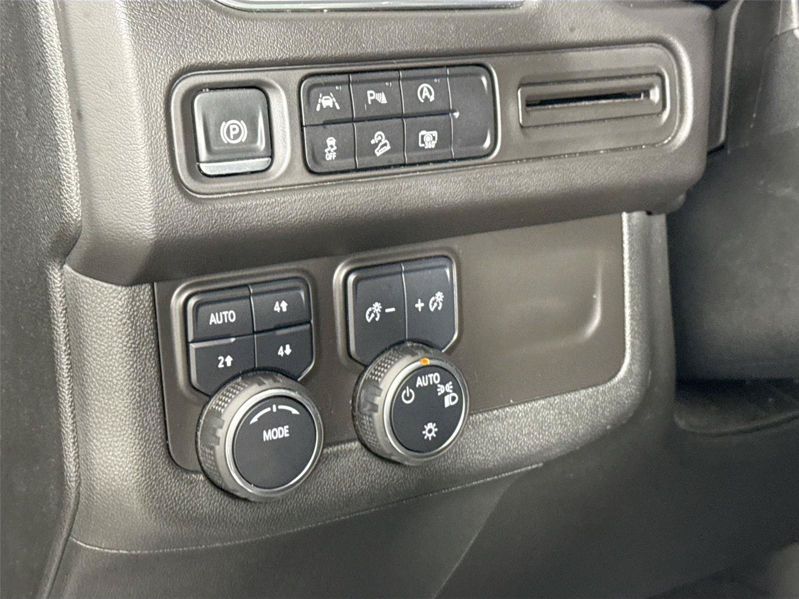 Used 2024 Chevrolet Tahoe Z71 w/ Luxury Package AWD/4WD image 15