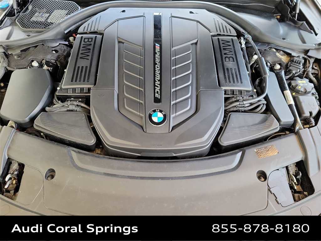 Used 2018 BMW M760i xDrive image 9