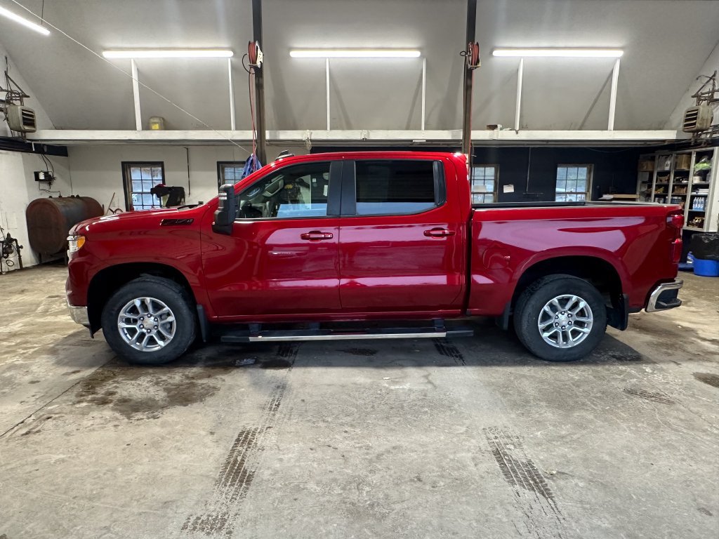 Used 2024 Chevrolet Silverado 1500 LT AWD/4WD image 2