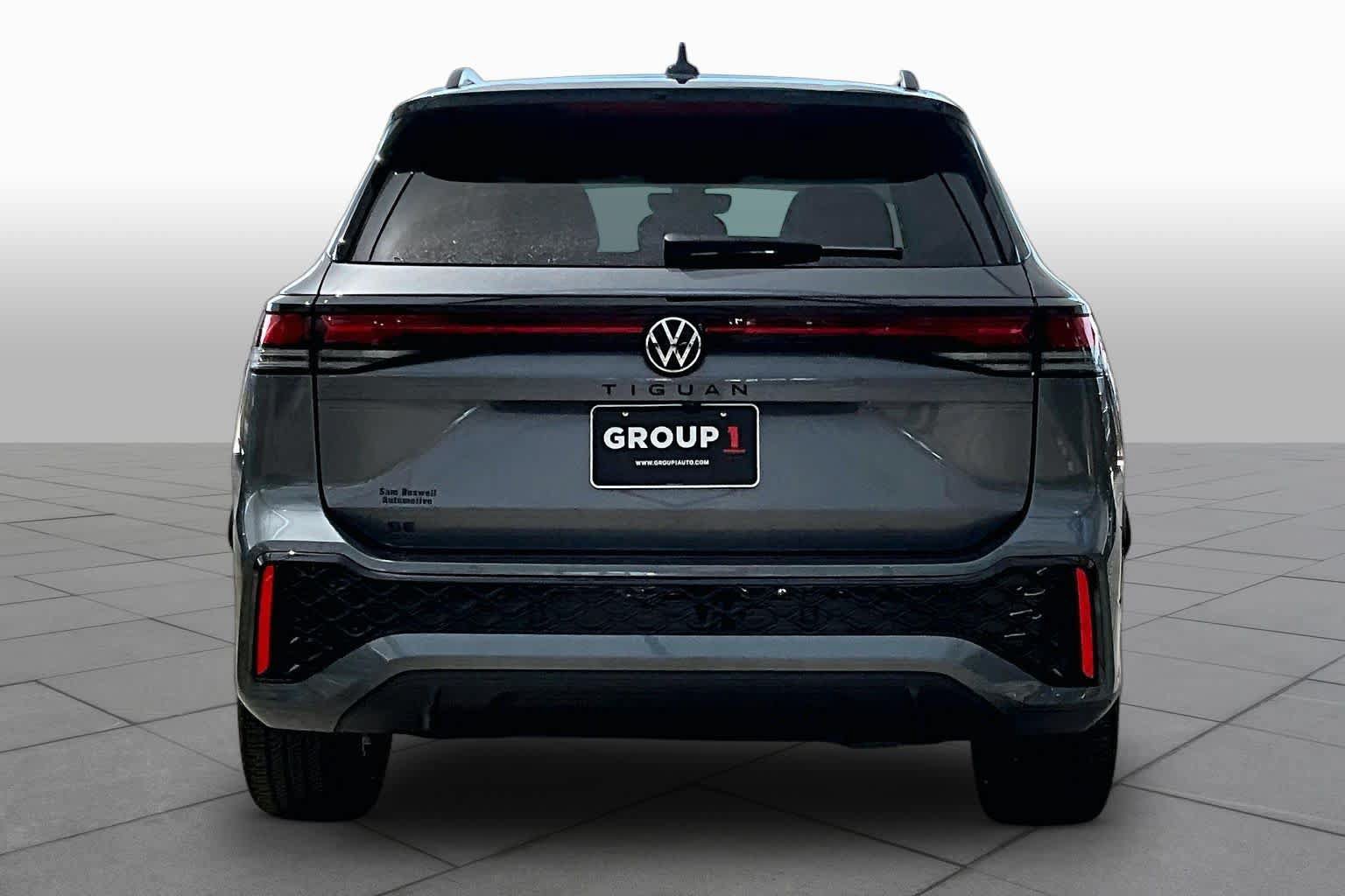 Used 2025 Volkswagen Tiguan SE R-Line FWD image 8