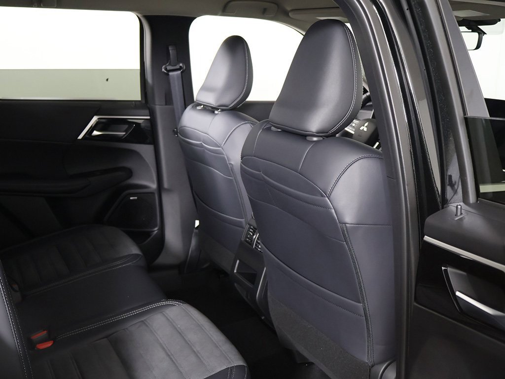 New 2025 Mitsubishi Outlander SE image 30