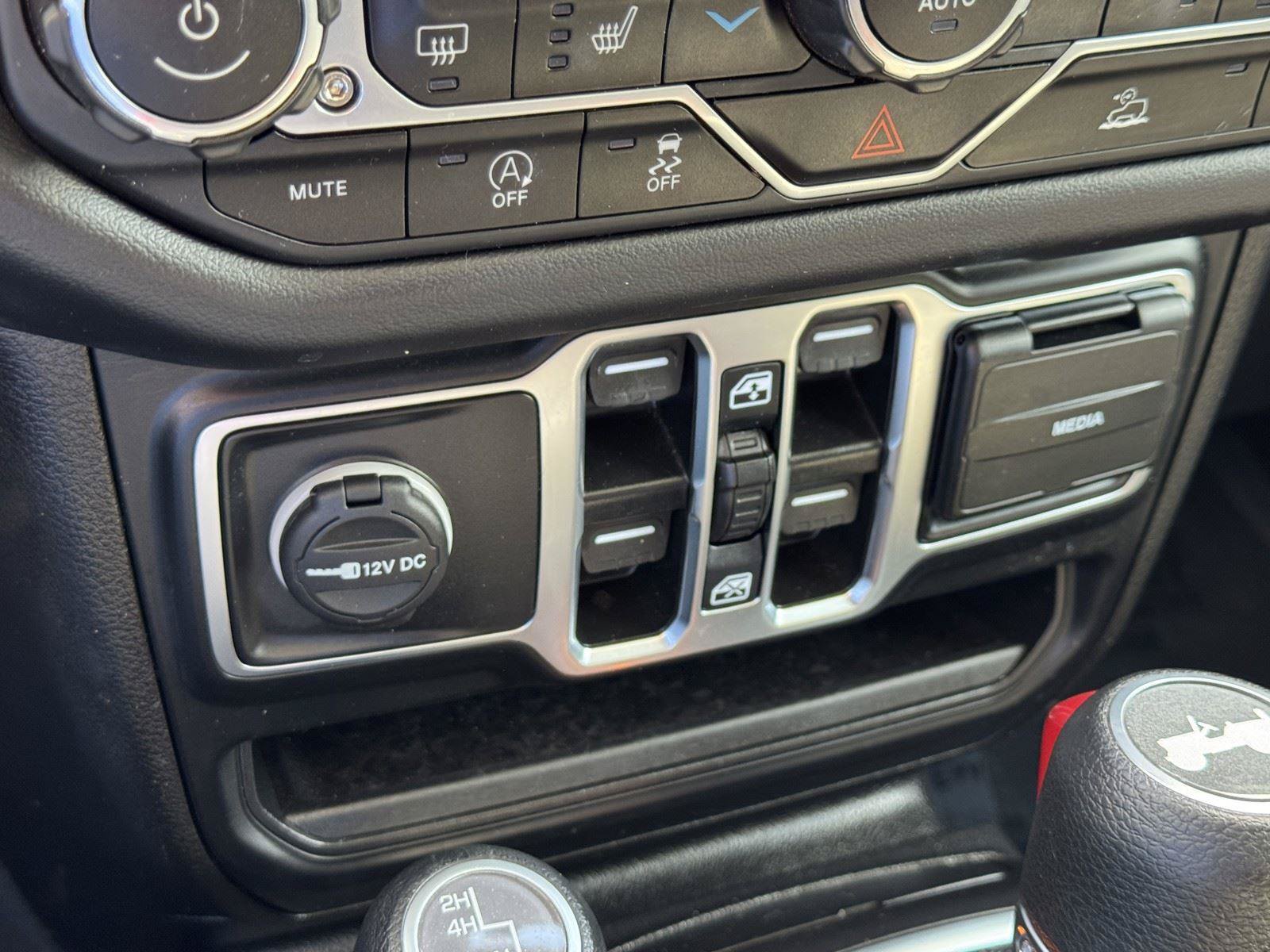 Used 2025 Jeep Wrangler Unlimited Sahara AWD/4WD image 26