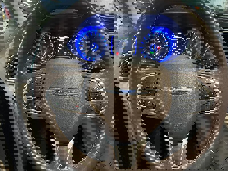 Used 2018 Chrysler Pacifica Touring-L image 8