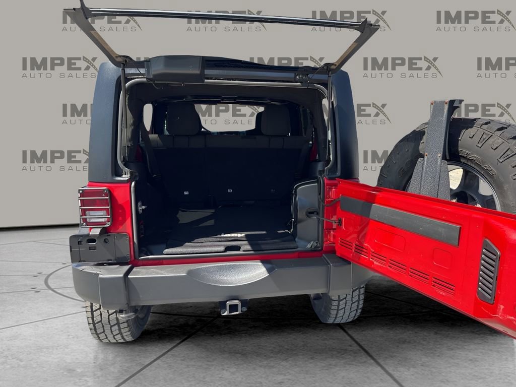 Used 2012 Jeep Wrangler Unlimited Rubicon w/ Connectivity Group AWD/4WD image 23