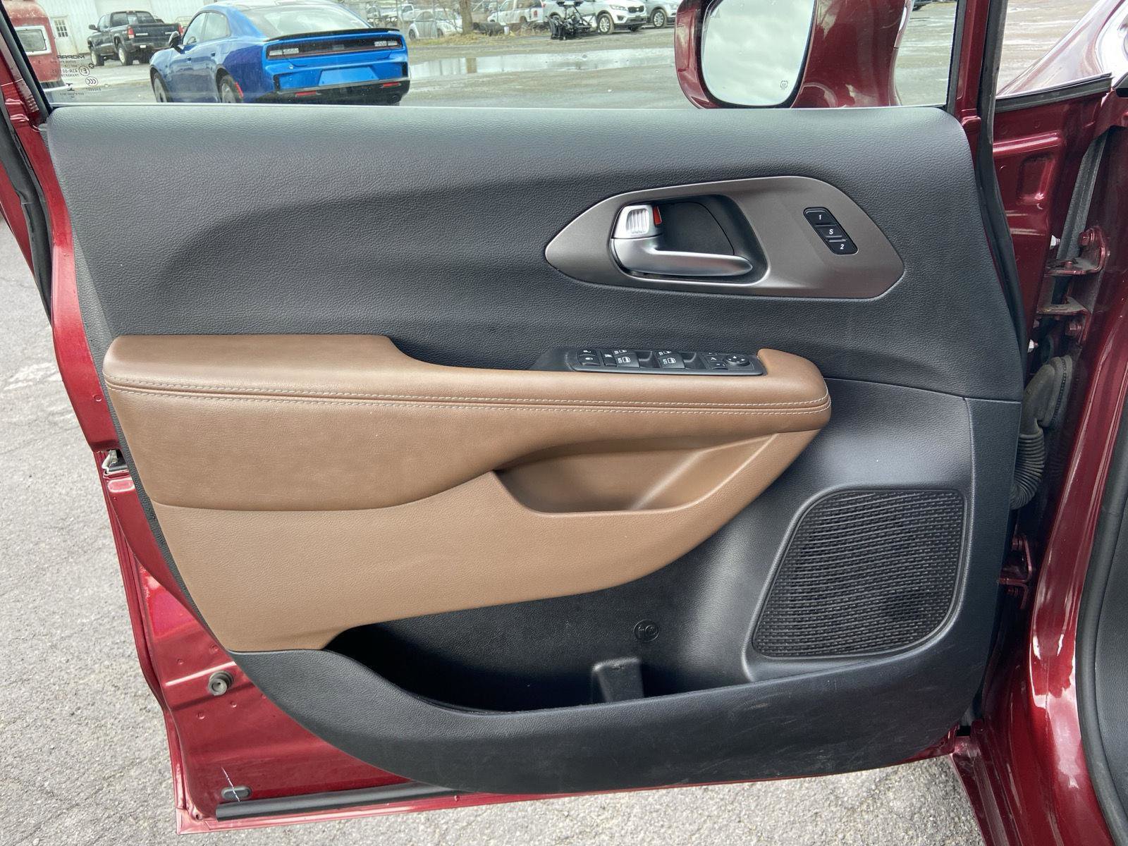 Used 2019 Chrysler Pacifica Limited w/ Advanced Safetytec Group image 34