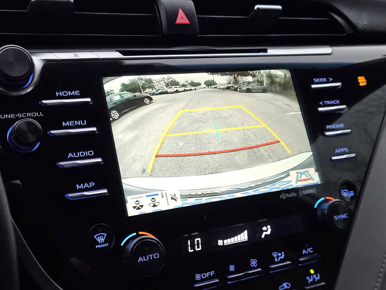 Used 2019 Toyota Camry SE w/ Sunroof Package image 18