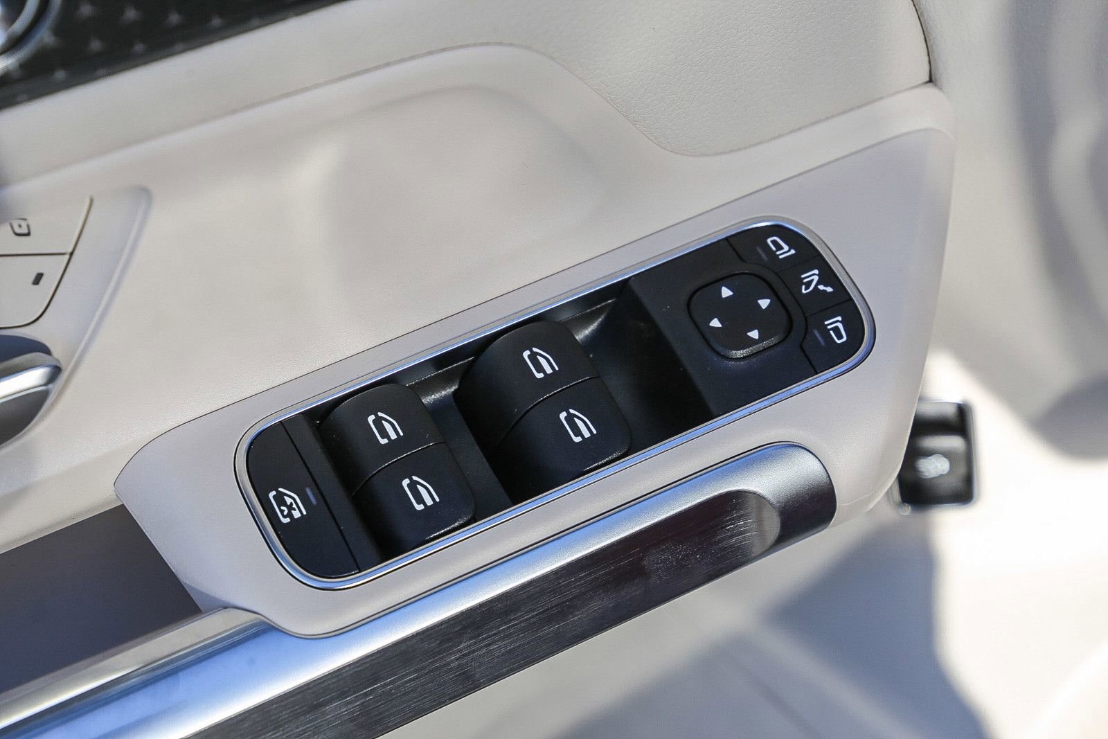 Used 2024 Mercedes-Benz EQB 300 4MATIC image 27