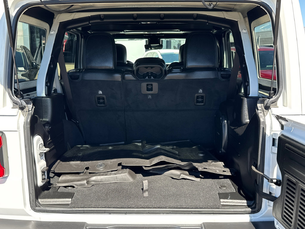 Used 2022 Jeep Wrangler Unlimited Sahara AWD/4WD image 13