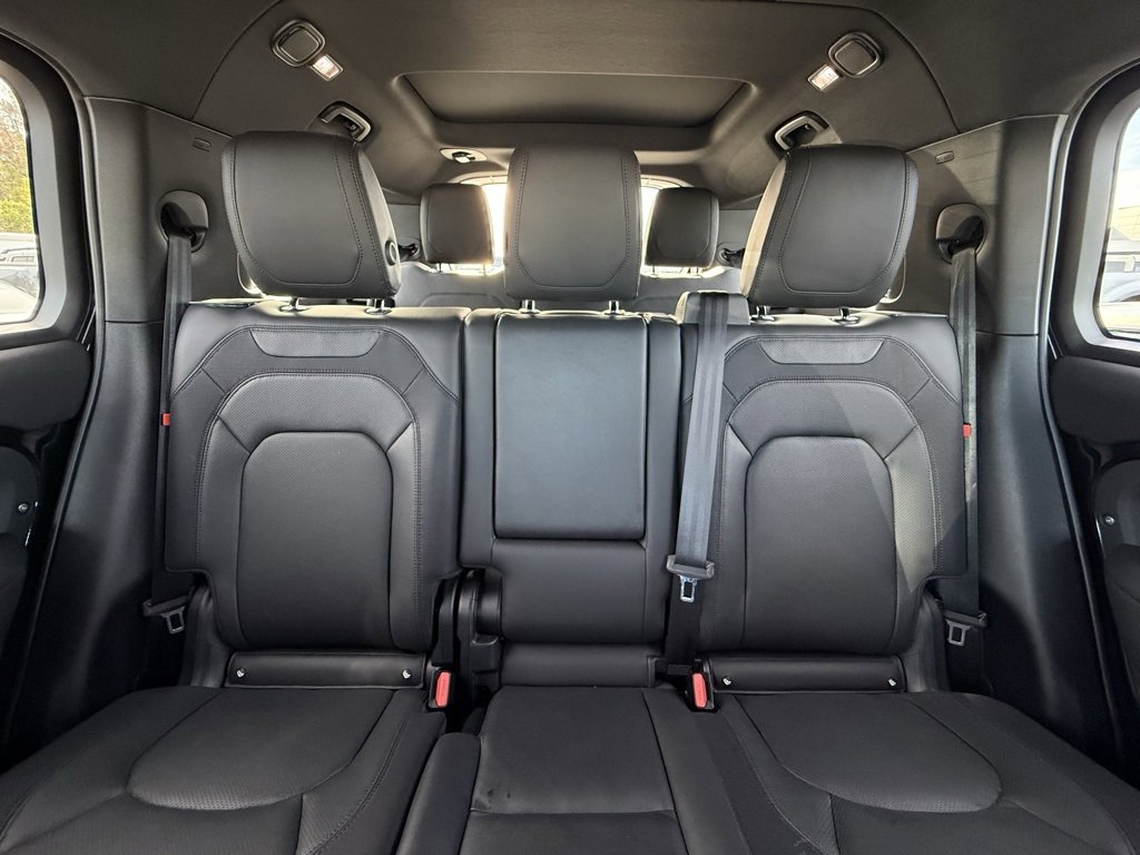 Used 2024 Land Rover Defender 130 X-Dynamic SE image 29