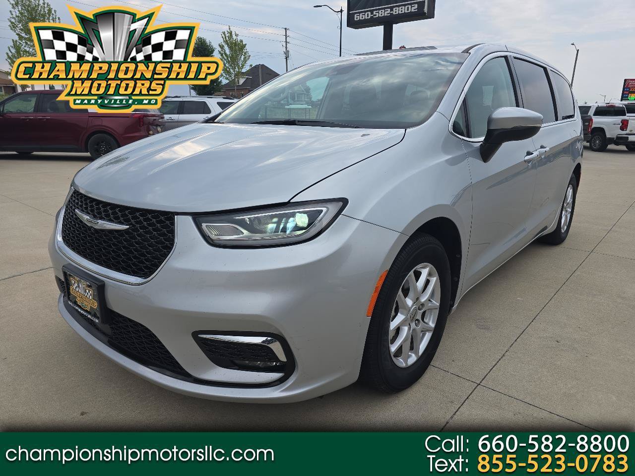 Used 2023 Chrysler Pacifica Touring-L FWD image 1