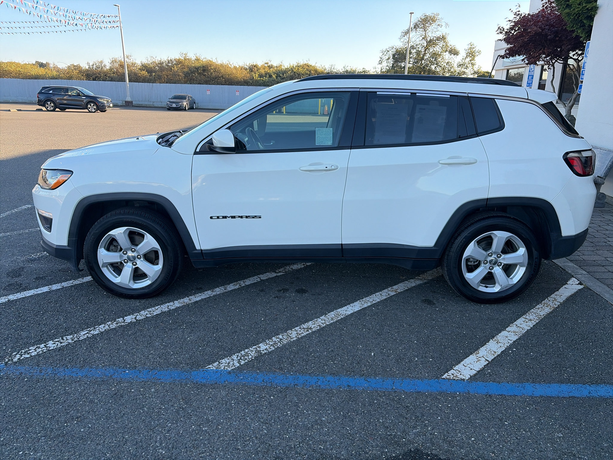 Used 2021 Jeep Compass Latitude FWD image 3