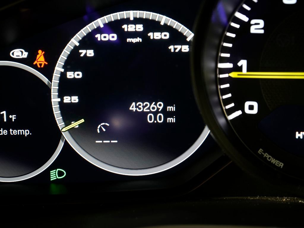 Certified 2022 Porsche Cayenne Platinum Edition image 21