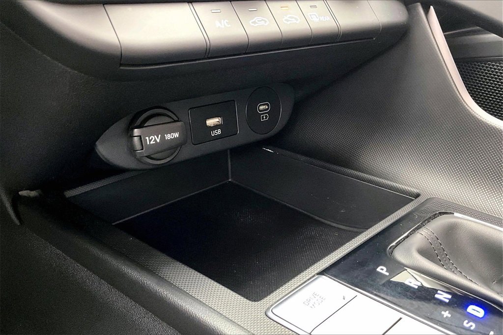 Used 2025 Hyundai Elantra SE image 32