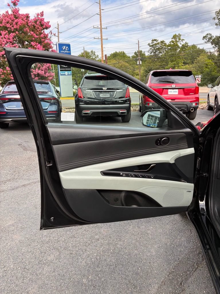 Used 2025 Hyundai Elantra Limited w/ Cargo Package FWD image 26