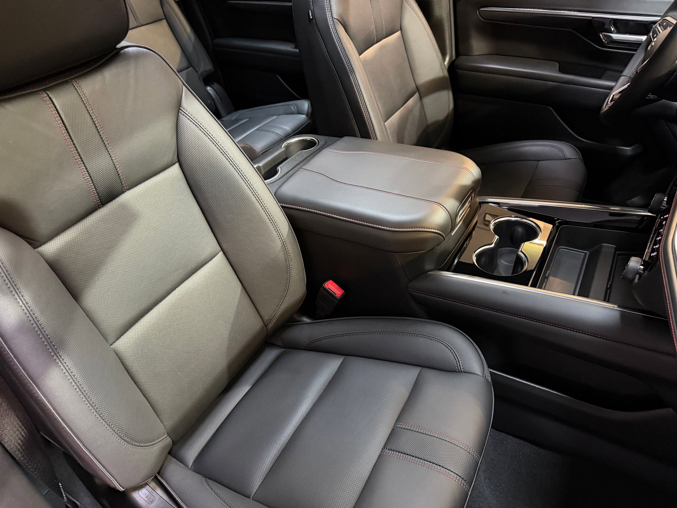 Used 2025 Chevrolet Suburban RST w/ Comfort Package image 51