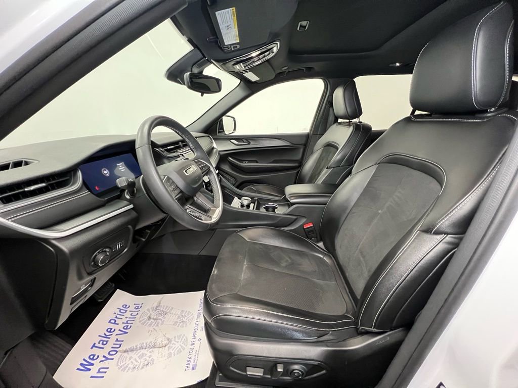 Used 2024 Jeep Grand Cherokee Altitude image 4