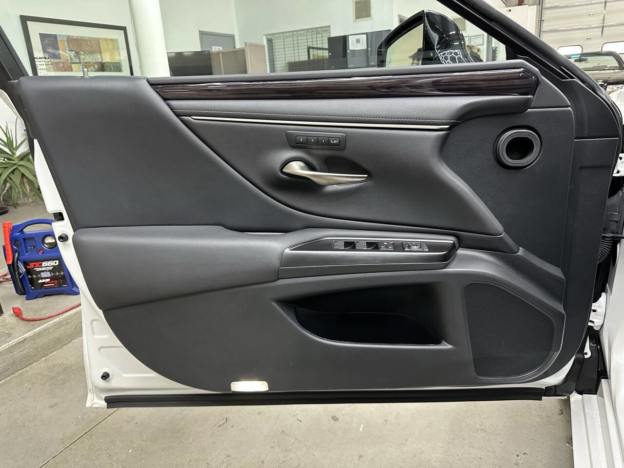 Used 2019 Lexus ES 300h w/ Premium Package image 10