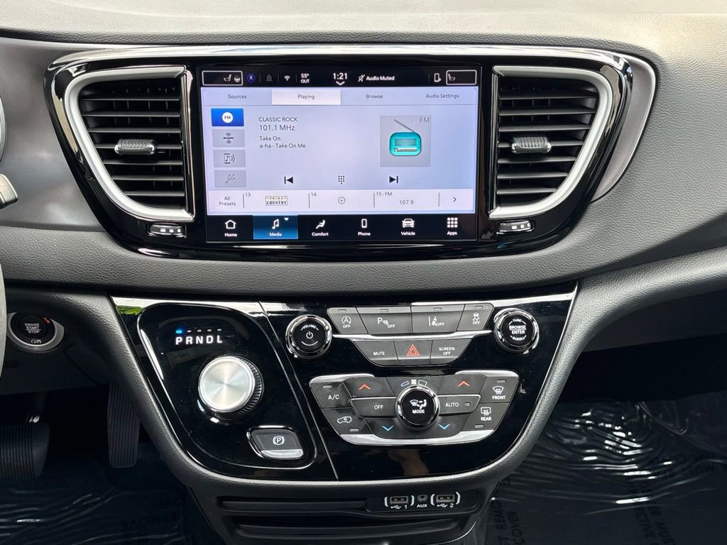 Used 2025 Chrysler Voyager LX image 24