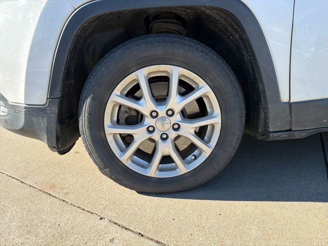 Used 2016 Jeep Cherokee Sport image 9