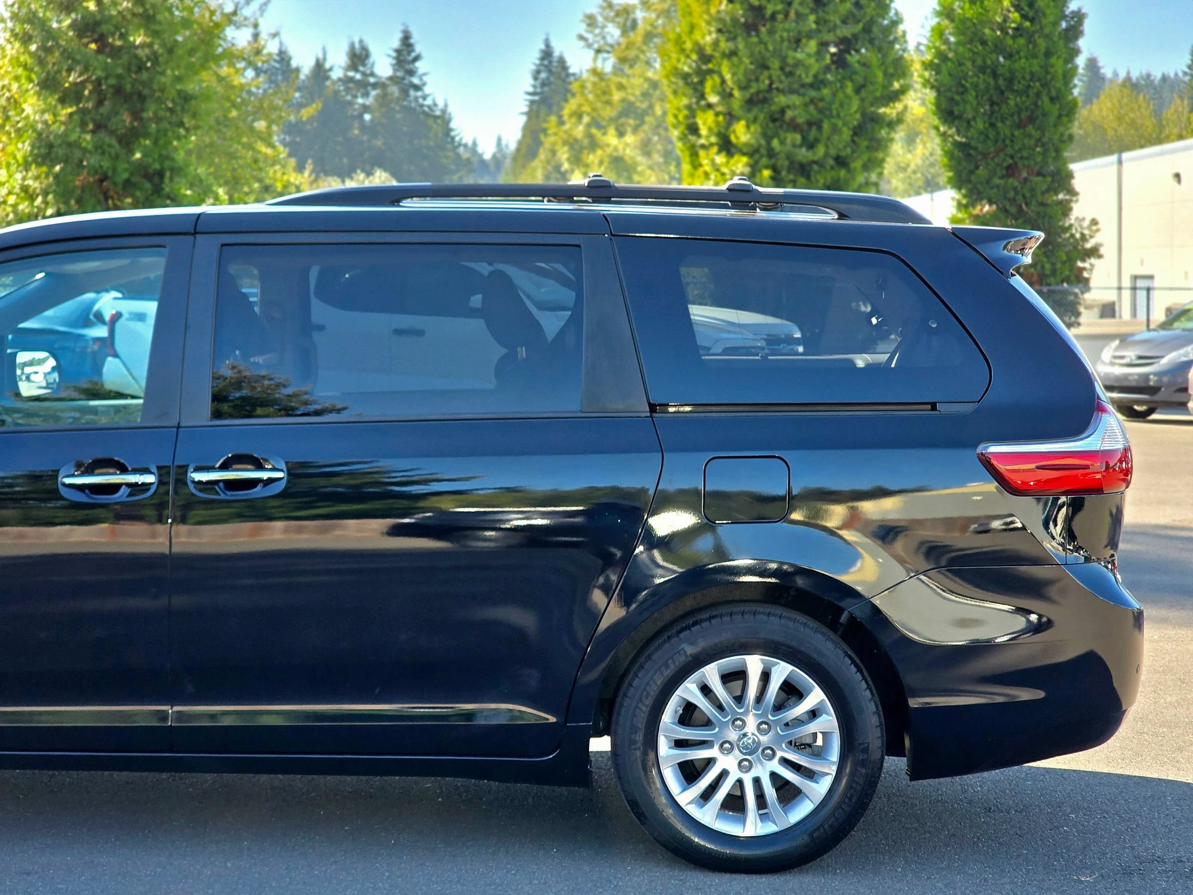Used 2017 Toyota Sienna XLE w/ XLE Navigation Package FWD image 7