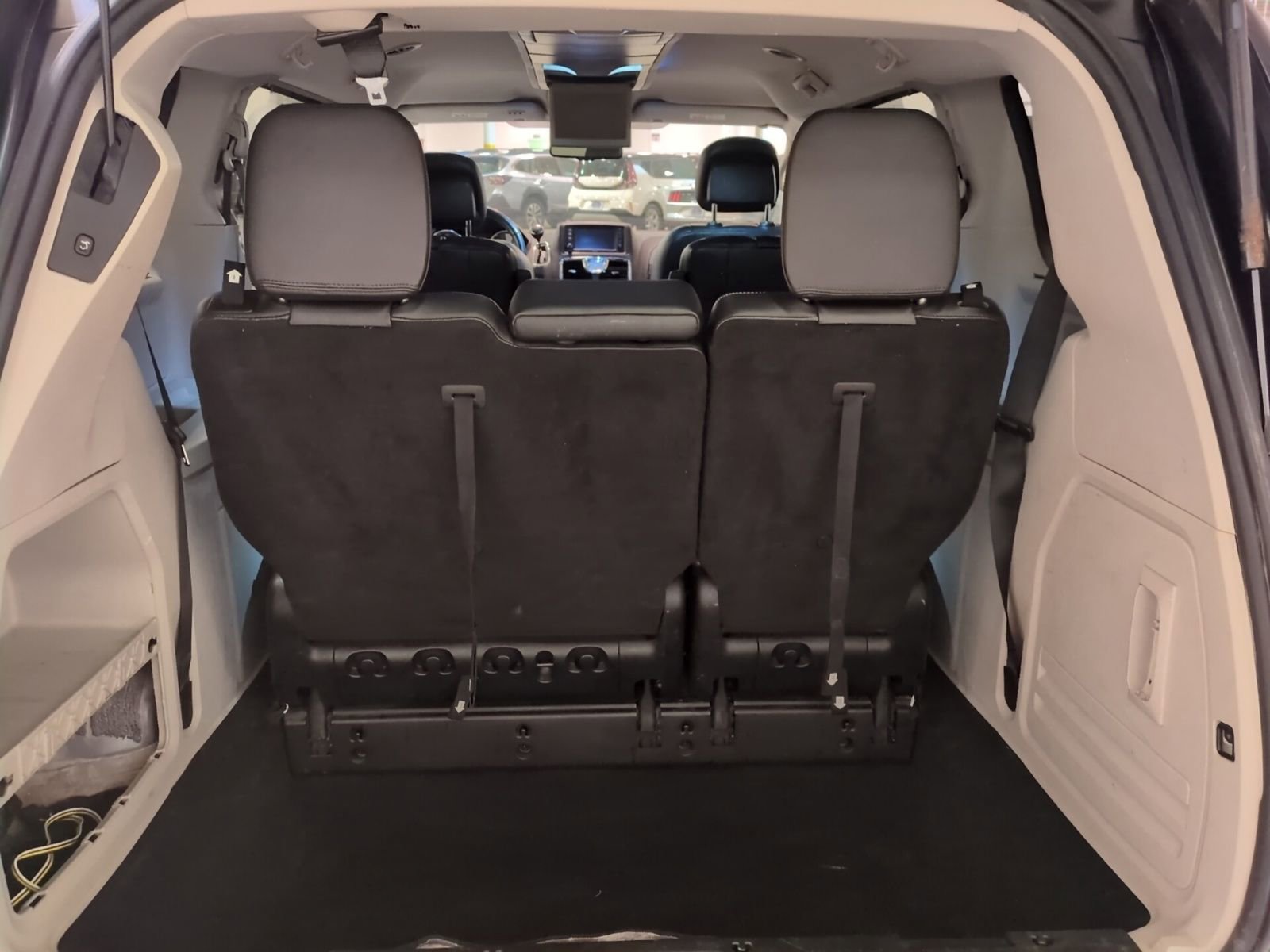 Used 2014 Chrysler Town & Country Touring image 13