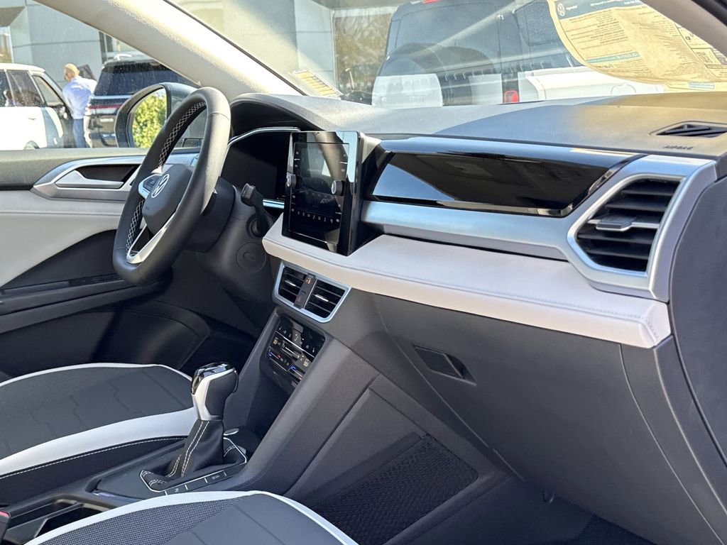 New 2025 Volkswagen Taos SE image 21