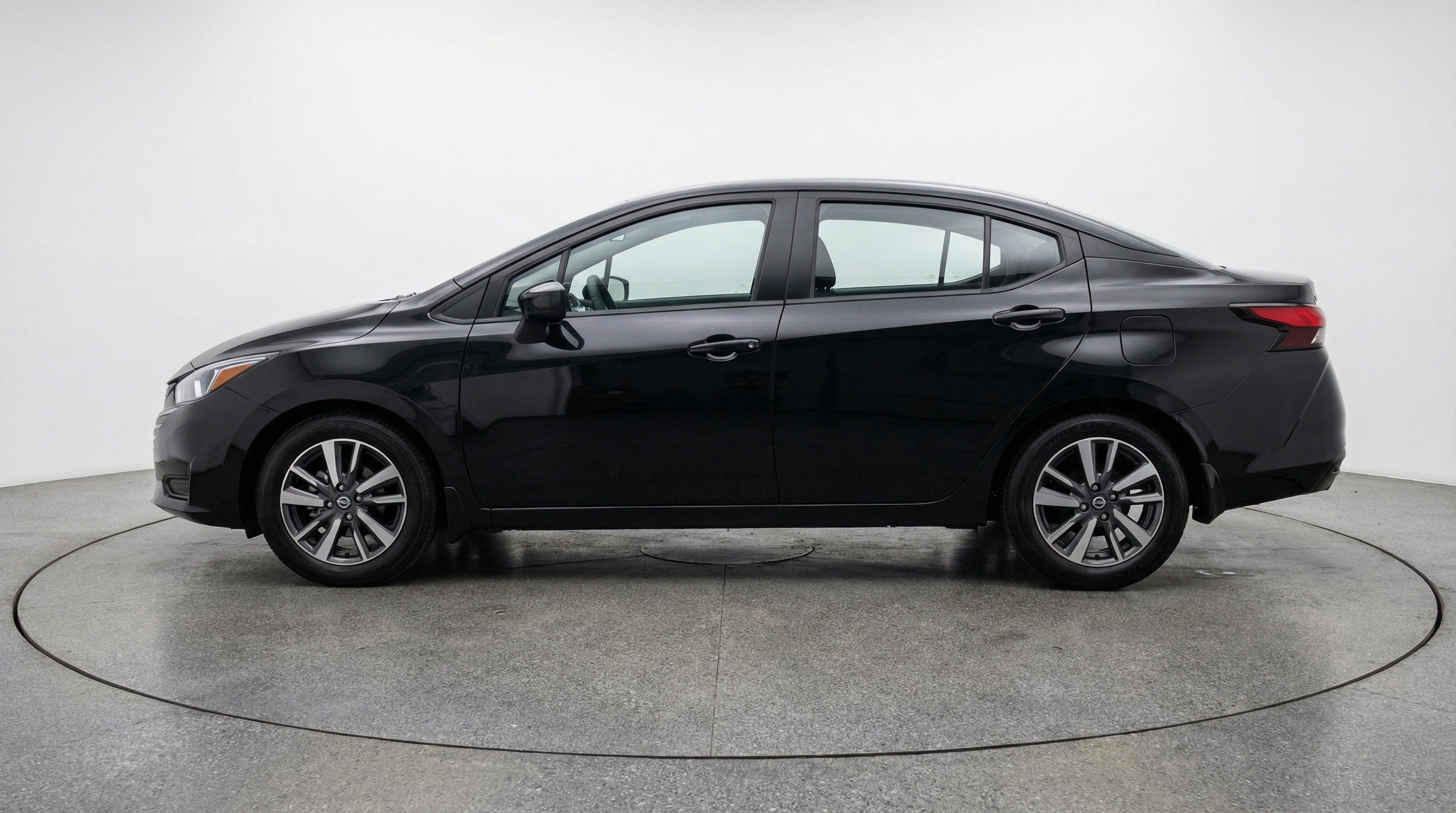 Used 2025 Nissan Versa SV FWD image 5