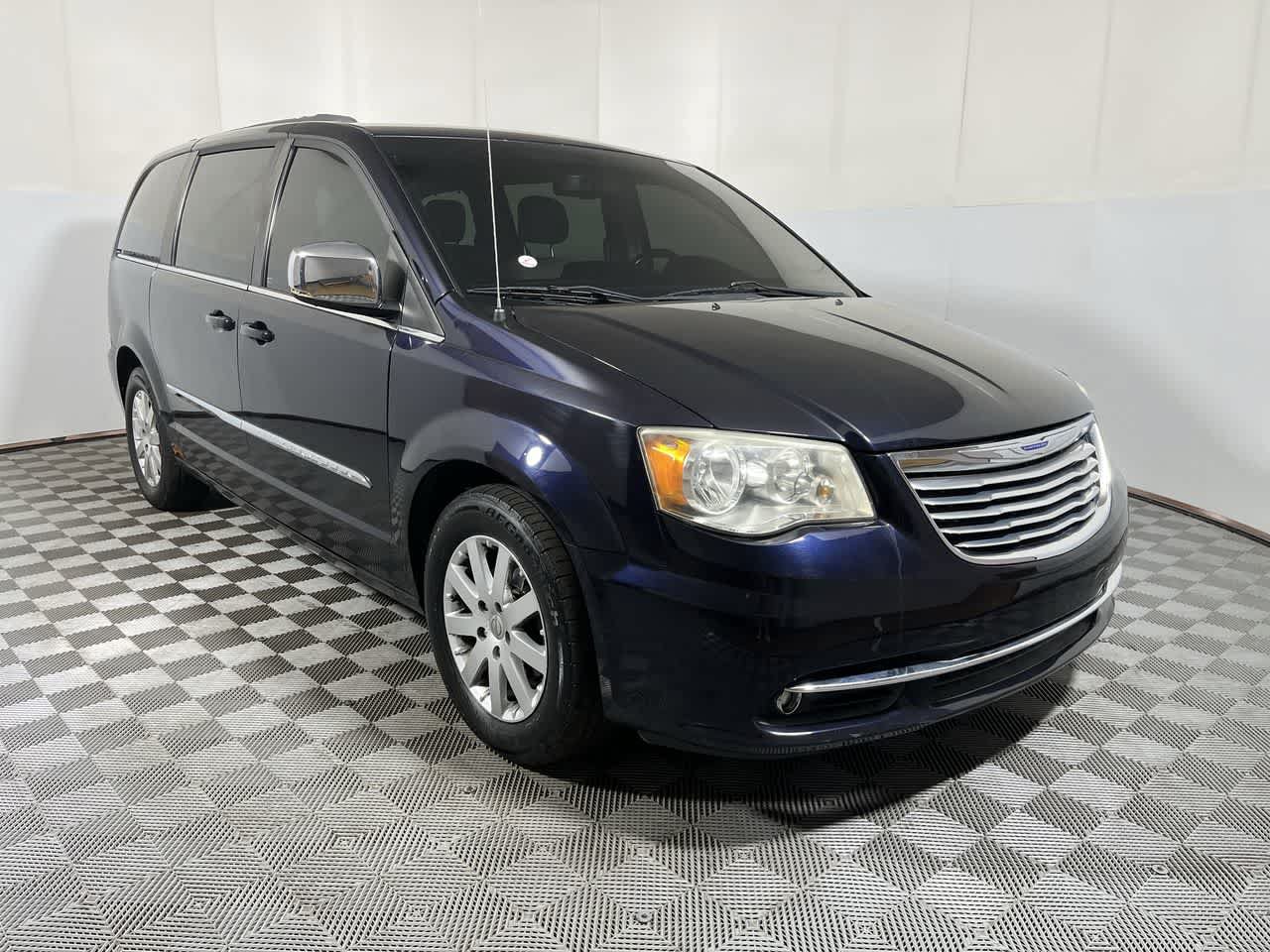 Used 2011 Chrysler Town & Country Touring-L w/ Entertainment Group #2 FWD image 2