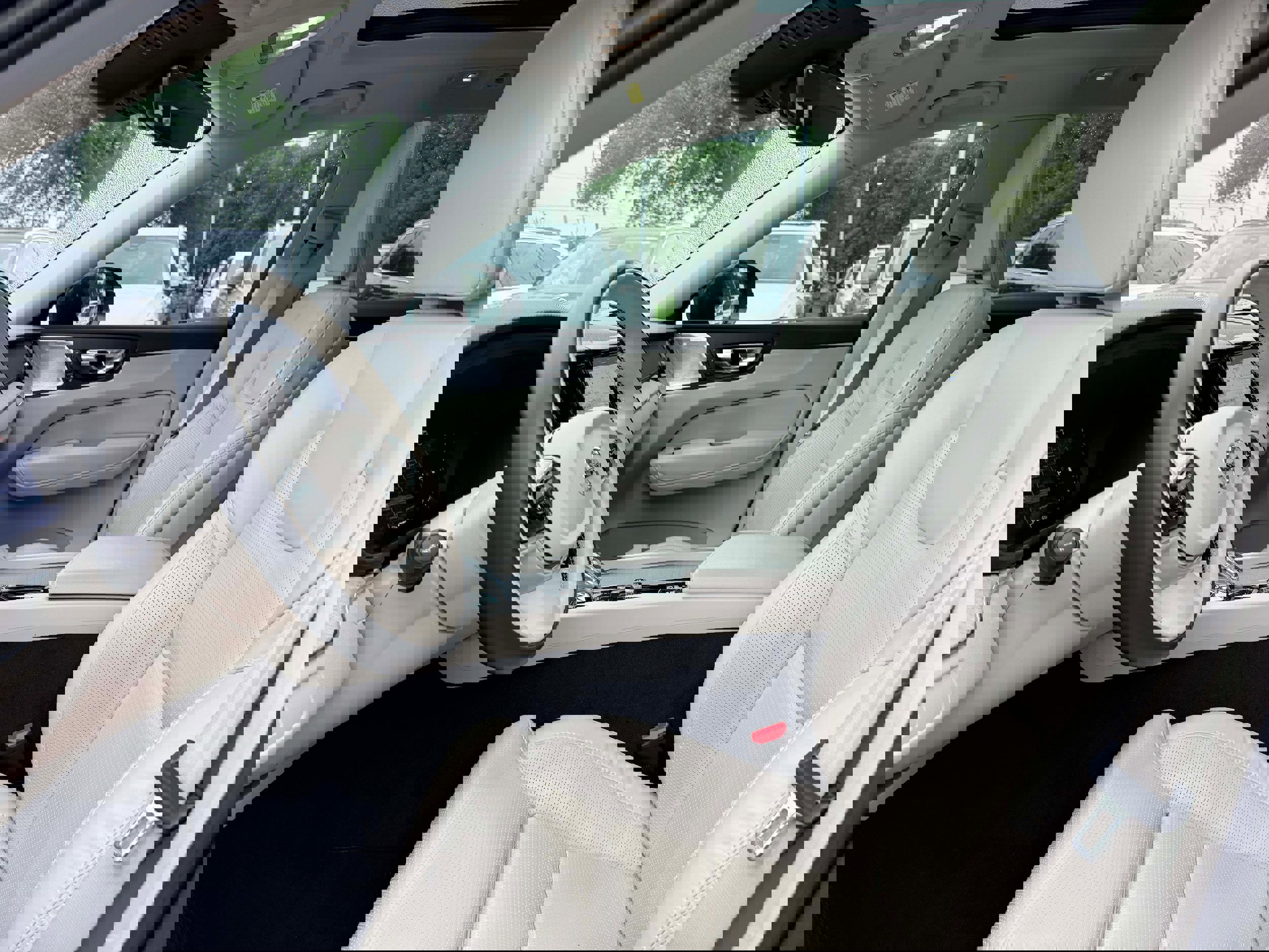 Certified 2023 Volvo XC60 B5 Ultimate w/ Protection Package Premier image 12