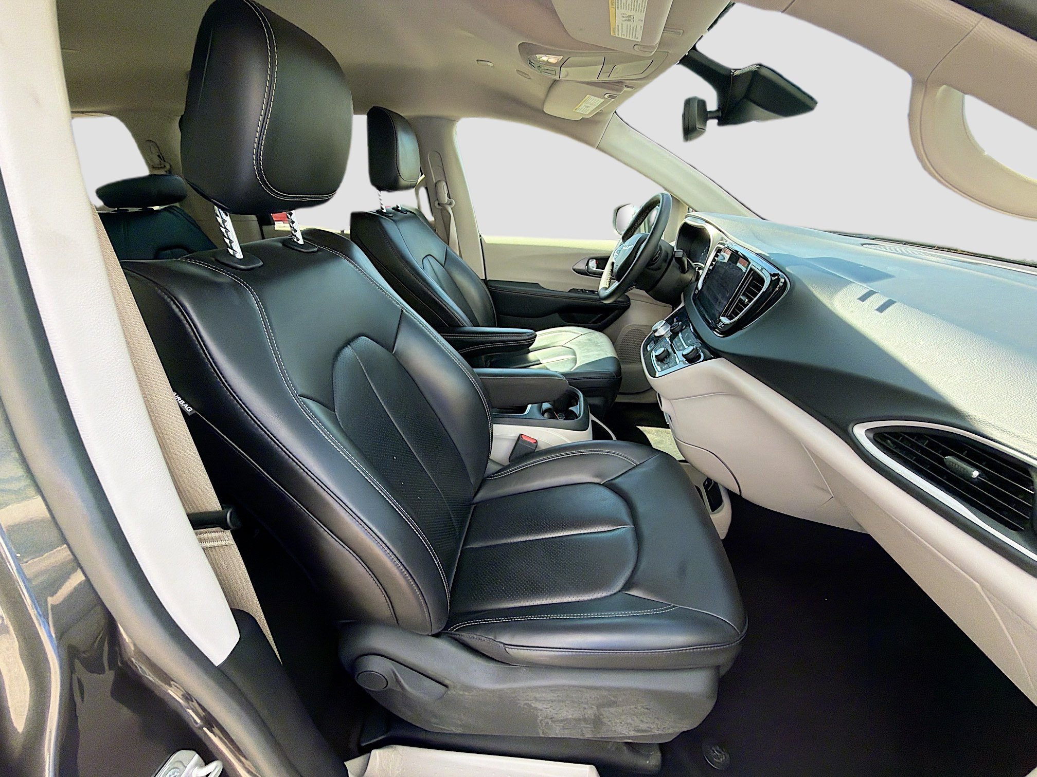 Used 2023 Chrysler Pacifica Touring-L image 16